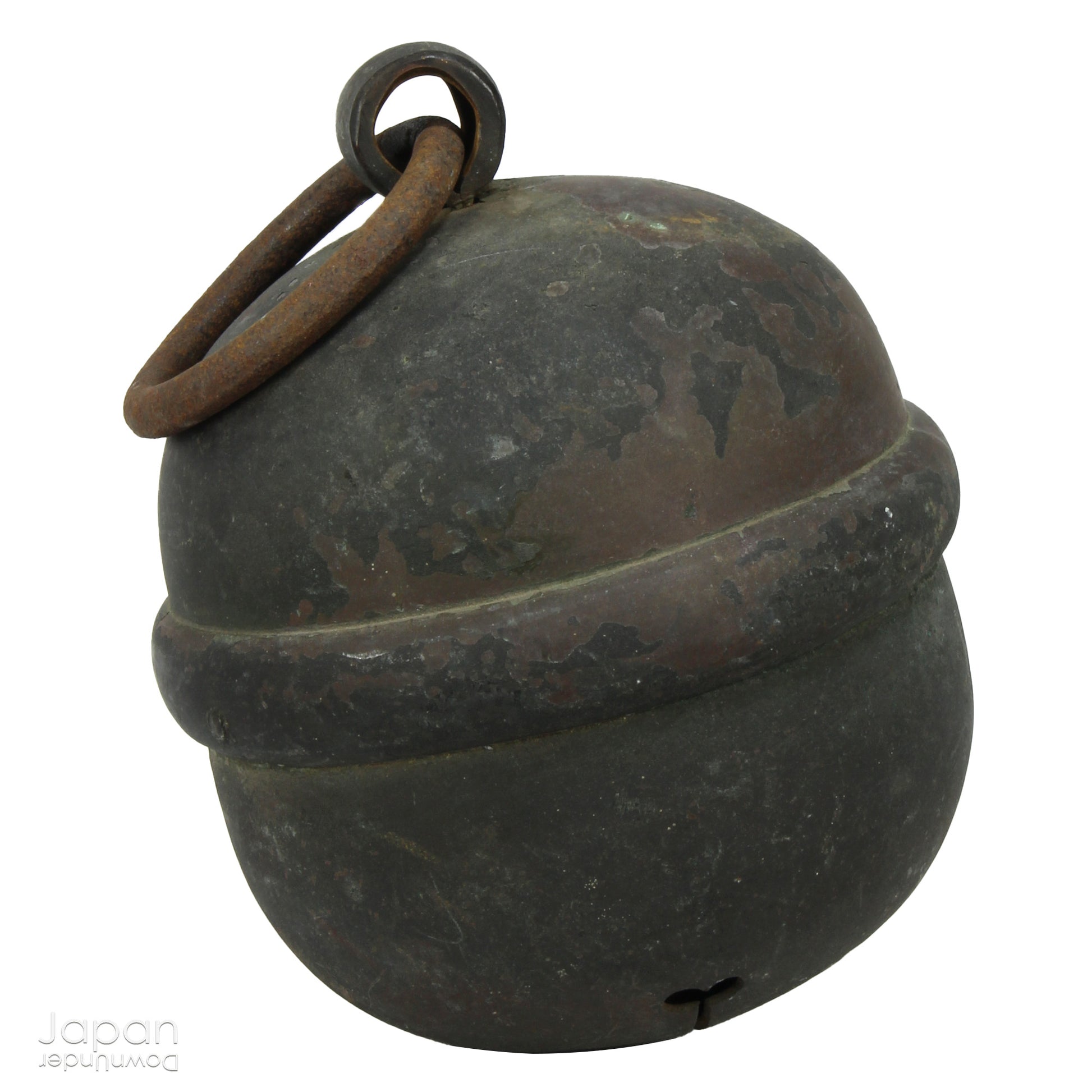 This bell, once used in the sacred rituals at Shinto shrines, was traditionally rung before prayer to call the attention of the enshrined Kami (spirits or gods). The sound not only symbolizes an invitation to the divine but also purifies the worshiper, warding off evil and inviting blessings into the space. The ringing of the bell before prayer is a moment of reflection, a tradition passed down through generations.