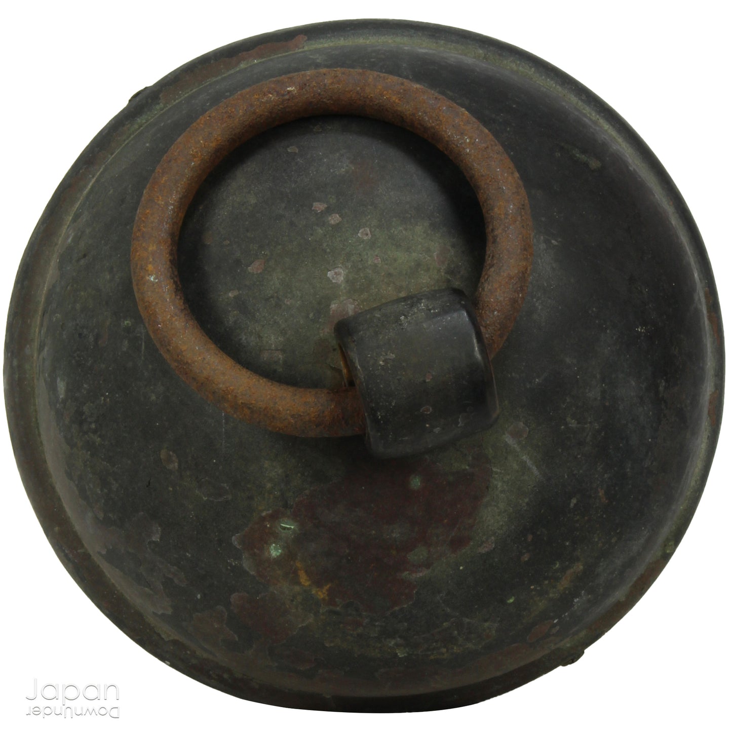 This bell, once used in the sacred rituals at Shinto shrines, was traditionally rung before prayer to call the attention of the enshrined Kami (spirits or gods). The sound not only symbolizes an invitation to the divine but also purifies the worshiper, warding off evil and inviting blessings into the space. The ringing of the bell before prayer is a moment of reflection, a tradition passed down through generations.