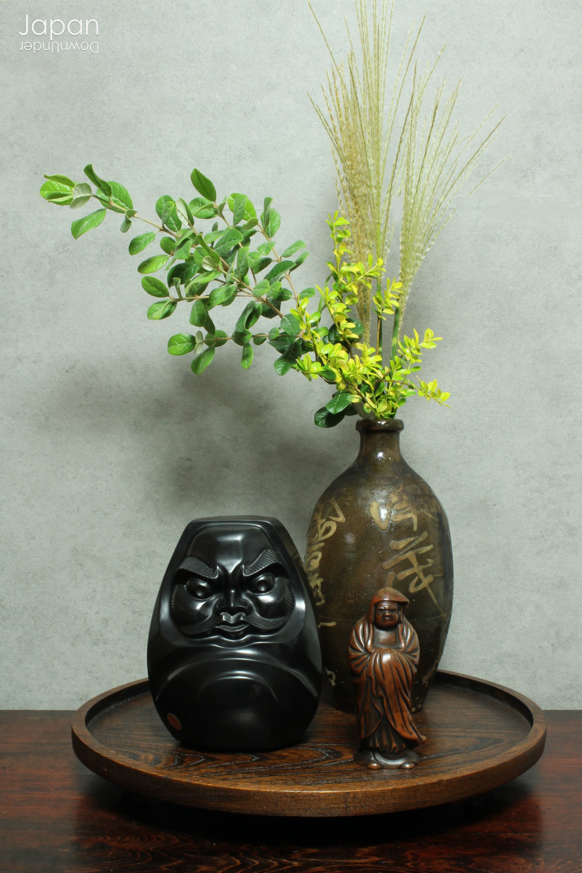 A vintage daruma statue crafted from Nachiguro slate, the same precious material used for Japanese Go game stones. A perfect blend of tradition and style for any collector or avid admirer of Japanese craftsmanship, seeking a unique decor accent.